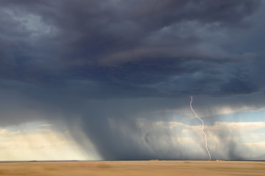 A huge thunderstorm impacting the ground
